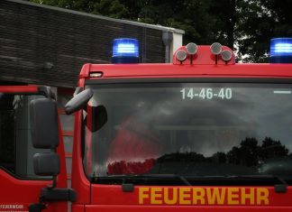 Weltkriegsbombe in Wilhelmsburg Ein Feuerwehrauto von vorne. Als Symbolbild für die Entschärfung einer Weltkriegsbombe.
