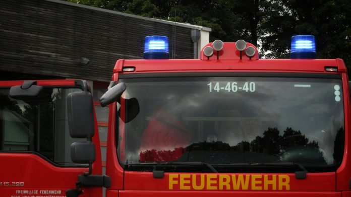 Ein Feuerwehrauto von vorne. Als Symbolbild für die Entschärfung einer Weltkriegsbombe.
