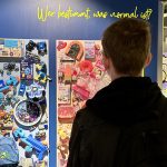 Ausstellung widmet sich respektvollem Verhalten Eine Person, in der Austellung über Respekt, von hinten steht vor einer Wand mit Postern.