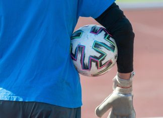 HSV holt Torwarttalent von RB Leipzig Torwart von hinten mit zwei Bällen unter den Armen.