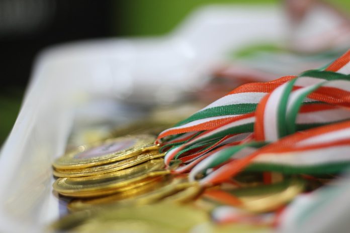 Goldene Medaille mit Band als Symbolbild für die Feldhockey Meisterschaft.