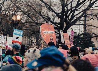 Weltweite Aktion gegen Donald Trump – auch in Hamburg Demonstration gegen Trump. Schild mit Trumps Gesicht.