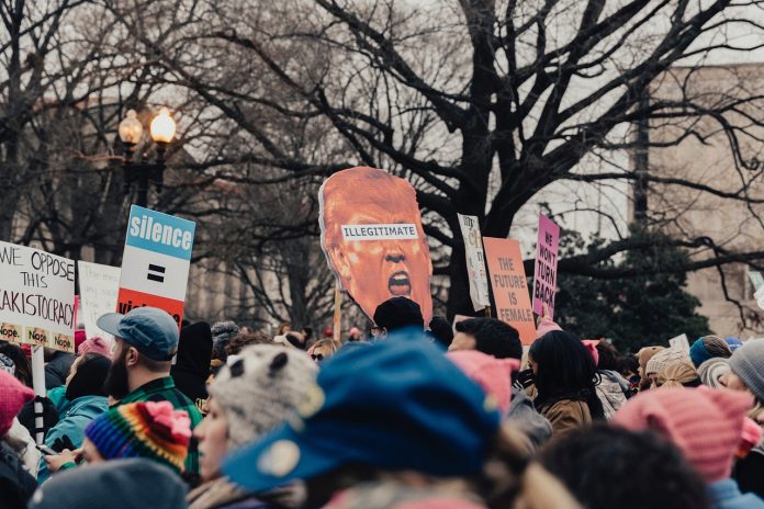 Demo gegen Trump Demonstration gegen Trump. Schild mit Trumps Gesicht.