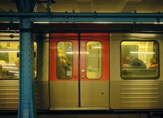 U1: Teilsperrungen bis Ende November Bild einer U-Bahn in Hamburg als Symbolbild für die Teilsperrung der U1-Strecke.