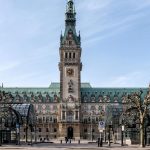 Stiftungen laden zum Blick hinter die Kulissen ein Ein Bild vom Rathausmarkt in Hamburg, dort finden die Hamburger Stiftungstage statt