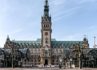 Stiftungen laden zum Blick hinter die Kulissen ein Ein Bild vom Rathausmarkt in Hamburg, dort finden die Hamburger Stiftungstage statt