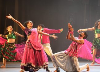 India Week 2025: Hamburg feiert Freundschaft mit Indien Frauen und Männer haben Indische Gewänder an und tanzen auf einer Bühne. Sie Tanzen einen traditionellen Indischen Tanz.