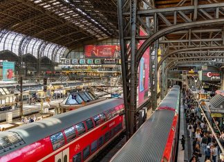Hamburger Hauptbahnhof: Hilferuf-App-Projekt abgeschlossen Der Hamburger Hauptbahnhof mit Blick von oben. Man sieht viele Menschen auf den Bahnsteigen und rote Züge.