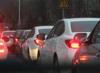 Elbtunnel und A7: Straßensperrungen am ersten Juliwochenende Auto in verschiedenen Farben stehen hintereinander auf einer Straße. Die Bremsleuchten leuchten.