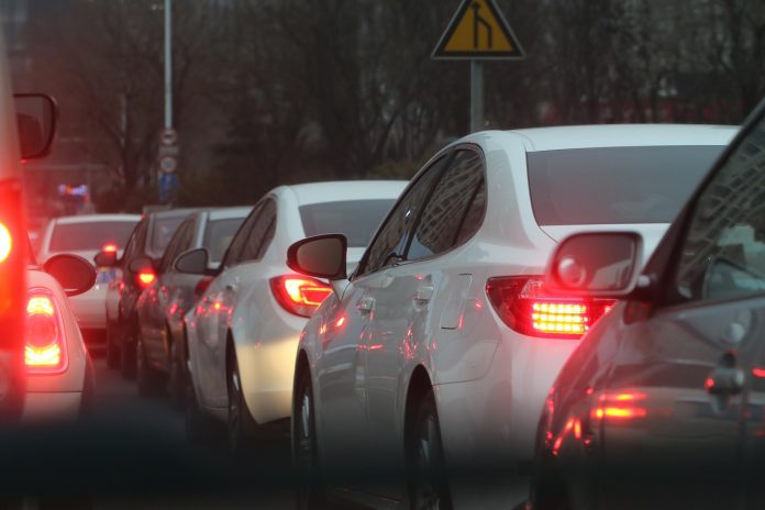 A7 Sperrung Auto in verschiedenen Farben stehen hintereinander auf einer Straße. Die Bremsleuchten leuchten.