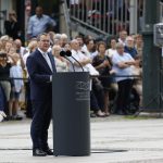 Veteranentag – Boris Pistorius zu Besuch in Hamburg Verteidigungsminister Boris Pistorius steht am Rednerpult und hält eine Rede vor Publikum auf dem Hamburger Rathausmarkt.