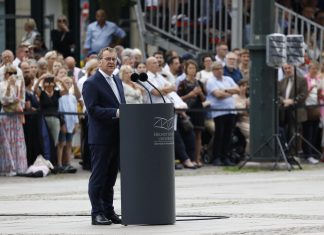 Veteranentag – Boris Pistorius zu Besuch in Hamburg Verteidigungsminister Boris Pistorius steht am Rednerpult und hält eine Rede vor Publikum auf dem Hamburger Rathausmarkt.