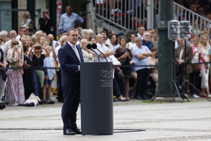 Pistorius zu Besuch in Hamburg. Verteidigungsminister Boris Pistorius steht am Rednerpult und hält eine Rede vor Publikum auf dem Hamburger Rathausmarkt.