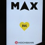 Eine App für alles: Nahverkehrs-App „MAX“ soll „hvv switch“ ablösen Eine Leuchttafel mit dem Symbol der Nahverkehrs-App „Max“, dem Symbol der Hochbahn, sowie dem Symbol des BVG