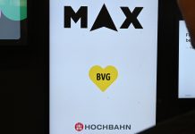 Eine App für alles: Nahverkehrs-App „MAX“ soll „hvv switch“ ablösen Eine Leuchttafel mit dem Symbol der Nahverkehrs-App „Max“, dem Symbol der Hochbahn, sowie dem Symbol des BVG