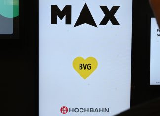 Eine App für alles: Nahverkehrs-App „MAX“ soll „hvv switch“ ablösen Eine Leuchttafel mit dem Symbol der Nahverkehrs-App „Max“, dem Symbol der Hochbahn, sowie dem Symbol des BVG