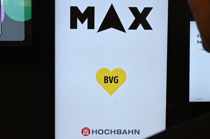 Eine Leuchttafel mit dem Symbol der Nahverkehrs-App „Max“, dem Symbol der Hochbahn, sowie dem Symbol des BVG