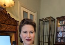 Sexarbeiterin Undine de Rivière Eine Frau in einem braunen Kleid lächelt in die Kamera.