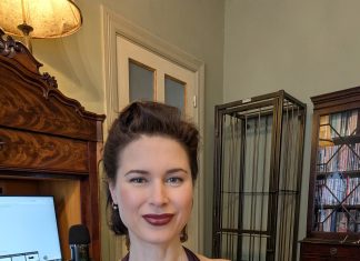 Sexarbeiterin Undine de Rivière Eine Frau in einem braunen Kleid lächelt in die Kamera.