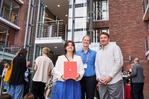 Emma Plückhan, Laura Wesseler und Sören Wittmann stehen nebeneinander.
