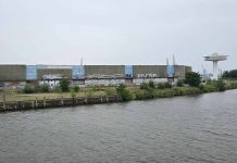 Kühnes Opernhaus: Schaut dem geschenkten Gaul ins Maul Blick auf den Baakenhöft in Hamburg an einem regnerischen Tag