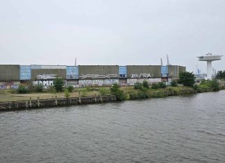 Kühnes Opernhaus: Schaut dem geschenkten Gaul ins Maul Blick auf den Baakenhöft in Hamburg an einem regnerischen Tag