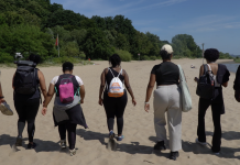Ein Wanderausflug mit Black Hike Hamburg Eine Menschengruppe wandert bei Black Hike Hamburg einen Strand entlang.