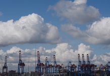 Verdi will mehr Geld für Beschäftigte im Hafen Die Containerbrücken im Container Terminal Burchardkai (CTB) im Hamburger Hafen.