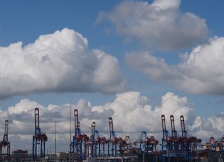 Verdi will mehr Geld für Beschäftigte im Hafen Die Containerbrücken im Container Terminal Burchardkai (CTB) im Hamburger Hafen.
