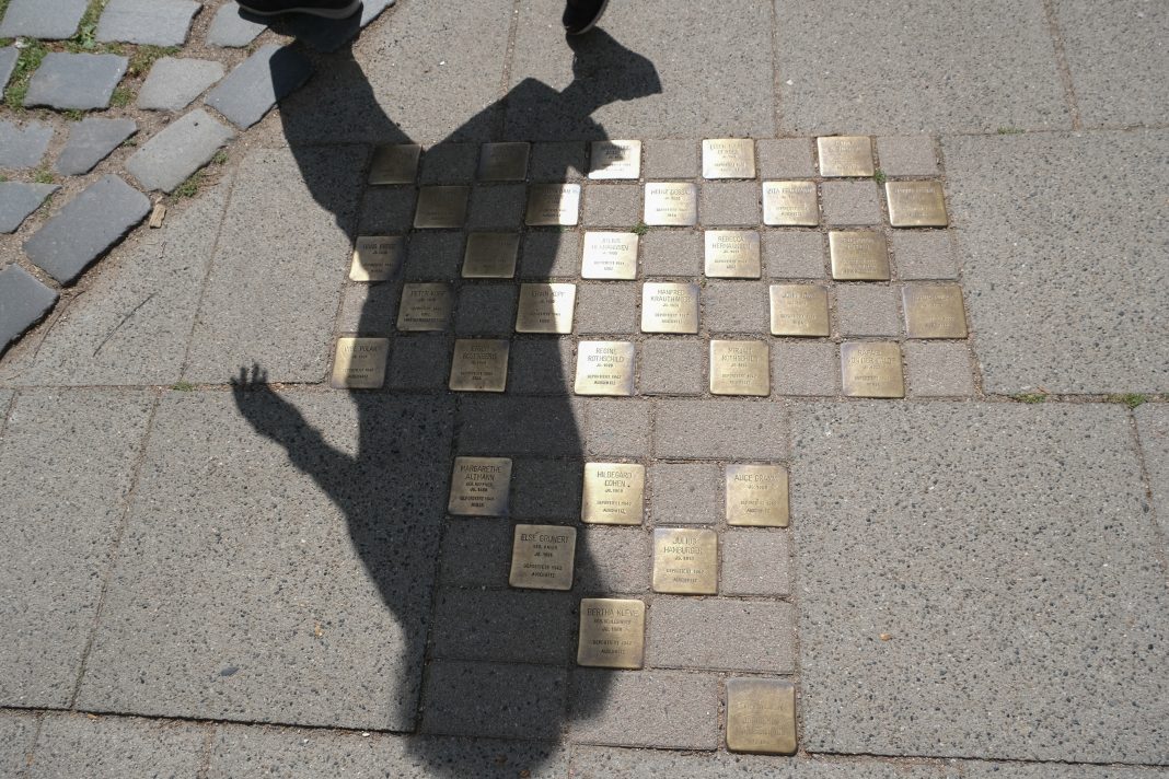 Schatten über Stolpersteinen