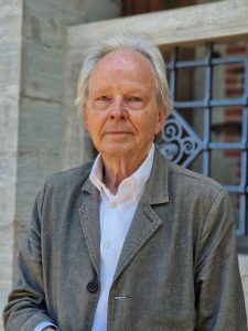 Älterer Mann vor Gebäude. Das Bild ist eingebettet in den Artikel Stolpersteine - kleiner Stein, große Wirkung?