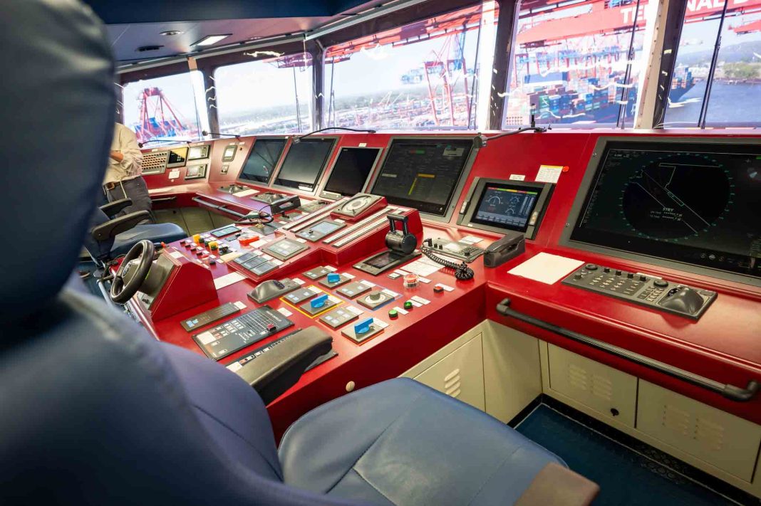 Zu sehen ist die Brücke des Containerschiffes 