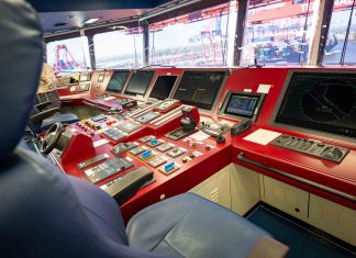 Mehr Jugendliche machen Praktika auf Schiffen Zu sehen ist die Brücke des Containerschiffes "Berlin Express". Aus den Fenstern sieht man einen Hafen.