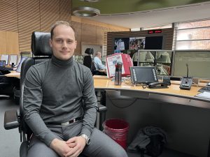 Noah Glahn, ein Mann Mitte 30 in der Hochbahnzentrale.