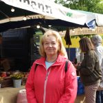 Wochenmärkte: Ökopionierin unter Druck Anne Faika steht vor einem Obststand auf ihrem Bio-Wochenmarkt