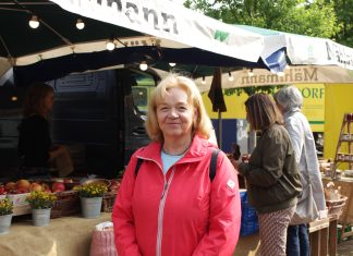 Wochenmärkte: Ökopionierin unter Druck Anne Faika steht vor einem Obststand auf ihrem Bio-Wochenmarkt