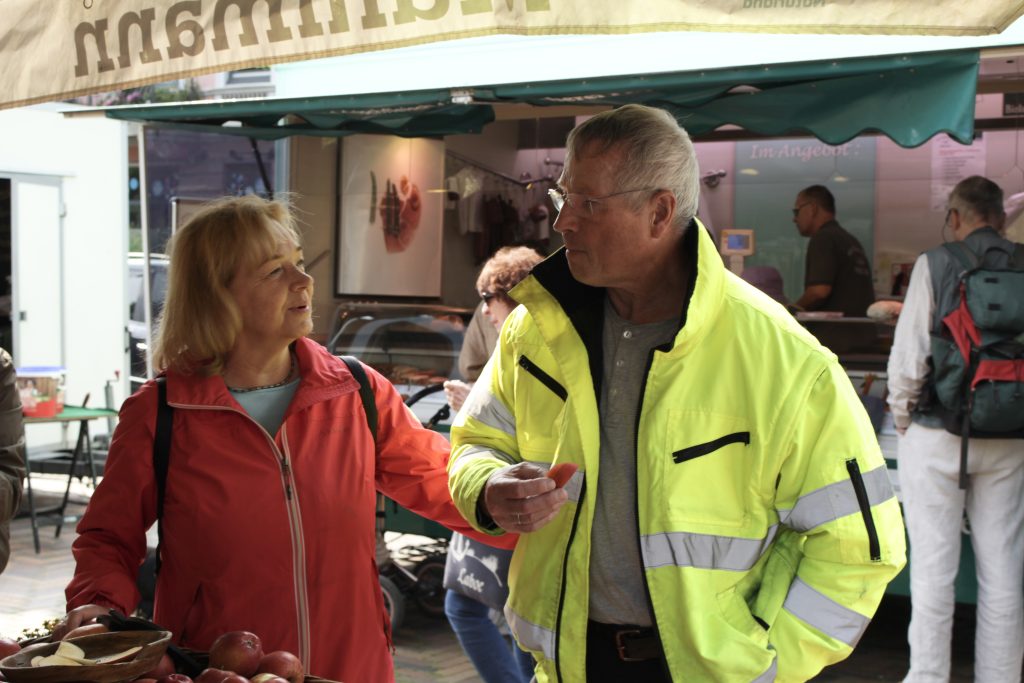 Frau und Herr Faika probieren einen Apfelschnitz.