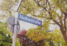Zwischen sozialem Mehrwert und Belastungsprobe Ein Straßenschild, auf dem Notkestraße steht. Im Hintergrund sind Bäume.