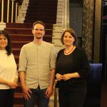 Kultur auf der Leinwand Ein Mann und zwei Frauen stehen vor einer Treppe.