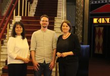 Kultur auf der Leinwand Ein Mann und zwei Frauen stehen vor einer Treppe.