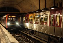 „Ich fühle mich in der U1 nachts manchmal nicht sicher“ Zwei U-Bahnen fahren in der Haltestelle Mundsburg.