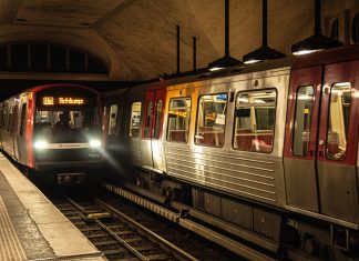 „Ich fühle mich in der U1 nachts manchmal nicht sicher“ Zwei U-Bahnen fahren in der Haltestelle Mundsburg.