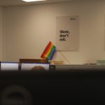 Regenbogenflagge im Newsroom