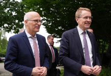 Norden berät über Sicherheit und Olympia-Bewerbung Zwei Politiker in Anzügen treffen zu einer Sitzung ein.