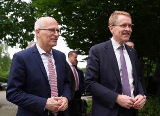 Norden berät über Sicherheit und Olympia-Bewerbung Zwei Politiker in Anzügen treffen zu einer Sitzung ein.