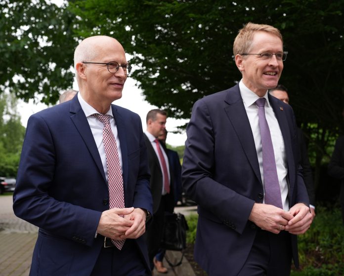 Kabinettssitzung in Kiel Zwei Politiker in Anzügen treffen zu einer Sitzung ein.