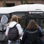 Deutschlandticket für Schüler*innen: 91 Prozent nutzen es in Hamburg Schülerinnen und Schüler steigen in einen Bus der Hamburger Hochbahn.