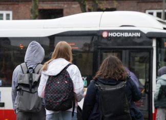 Deutschlandticket für Schüler*innen: 91 Prozent nutzen es in Hamburg Schülerinnen und Schüler steigen in einen Bus der Hamburger Hochbahn.