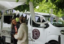 Ein Van für den guten Streit – unterwegs mit dem Streitmobil Katja Kaiser steht vor ihrem Streitmobil und unterhält sich mit einer anderen Person.