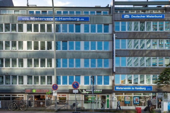 Ein Bürogebäude mit vielen Fenstern. Es ist die Geschäftsstelle des Mietervereins zu Hamburg am Berliner Tor.